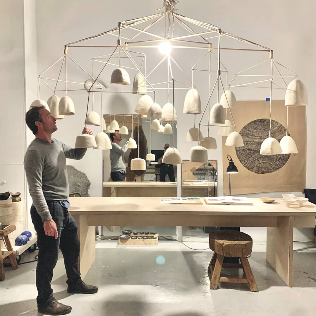 John Felici avec les lampes en feutre