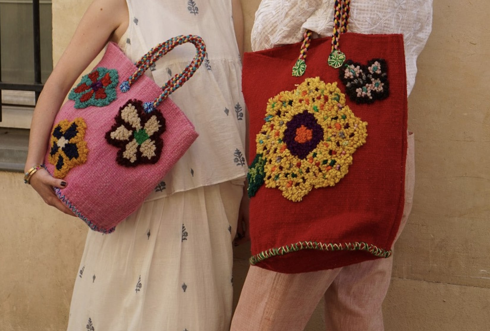 Cabas en laine avec les fleurs brodées de PO! PARIS