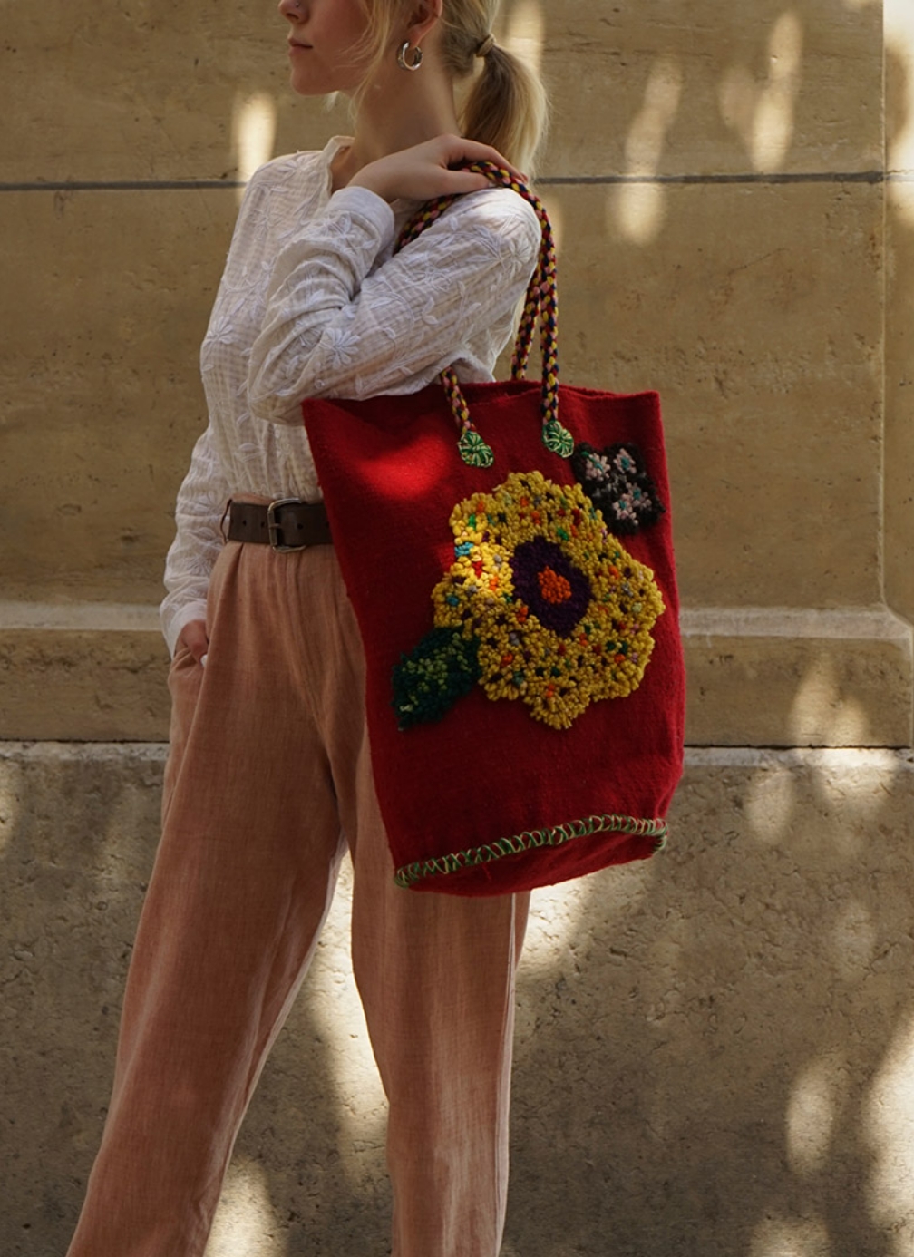 Cabas rouge en laine avec une fleur brodée, PO! Paris