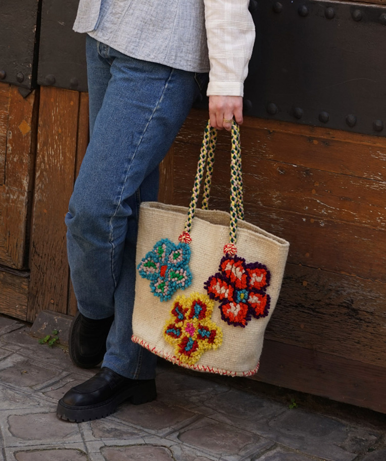 Cabas en laine avec fleurs brodées