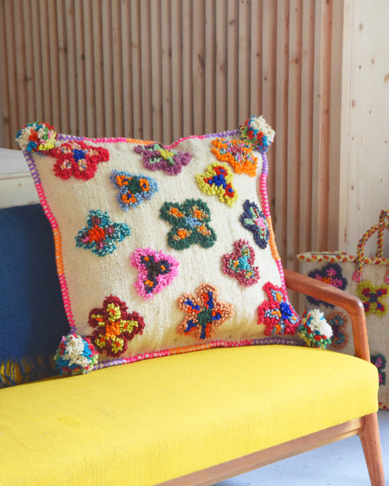 Grand housse de coussin carrée en laine les petites fleurs